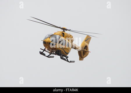 G-SASS, un Eurocopter EC145 (Airbus H145) exploité par Bond Helicopters pour le service d'ambulance aérienne de NHS Scotland, à l'aéroport de Prestwick, dans le Ayrshire. Banque D'Images