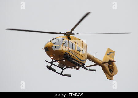 G-SASS, un Eurocopter EC145 (Airbus H145) exploité par Bond Helicopters pour le service d'ambulance aérienne de NHS Scotland, à l'aéroport de Prestwick, dans le Ayrshire. Banque D'Images