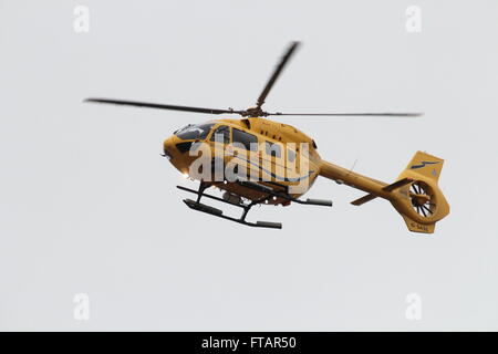 G-SASS, un Eurocopter EC145 (Airbus H145) exploité par Bond Helicopters pour le service d'ambulance aérienne de NHS Scotland, à l'aéroport de Prestwick, dans le Ayrshire. Banque D'Images