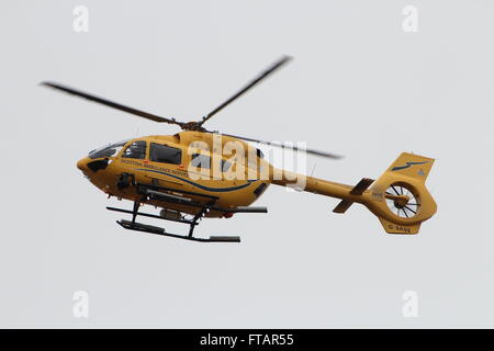 G-SASS, un Eurocopter EC145 (Airbus H145) exploité par Bond Helicopters pour le service d'ambulance aérienne de NHS Scotland, à l'aéroport de Prestwick, dans le Ayrshire. Banque D'Images