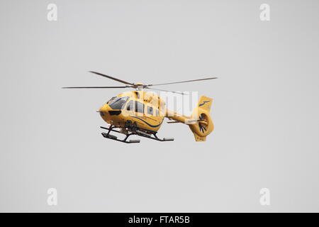 G-SASS, un Eurocopter EC145 (Airbus H145) exploité par Bond Helicopters pour le service d'ambulance aérienne de NHS Scotland, à l'aéroport de Prestwick, dans le Ayrshire. Banque D'Images