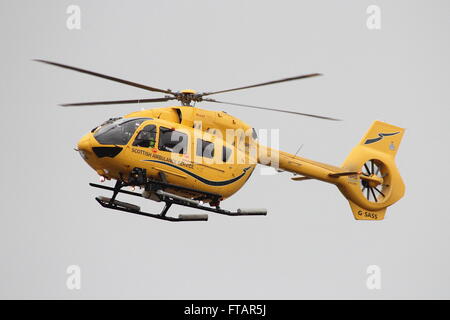 G-SASS, un Eurocopter EC145 (Airbus H145) exploité par Bond Helicopters pour le service d'ambulance aérienne de NHS Scotland, à l'aéroport de Prestwick, dans le Ayrshire. Banque D'Images