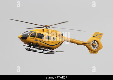 G-SASS, un Eurocopter EC145 (Airbus H145) exploité par Bond Helicopters pour le service d'ambulance aérienne de NHS Scotland, à l'aéroport de Prestwick, dans le Ayrshire. Banque D'Images