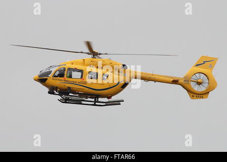 G-SASS, un Eurocopter EC145 (Airbus H145) exploité par Bond Helicopters pour le service d'ambulance aérienne de NHS Scotland, à l'aéroport de Prestwick, dans le Ayrshire. Banque D'Images