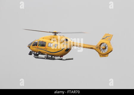 G-SASS, un Eurocopter EC145 (Airbus H145) exploité par Bond Helicopters pour le service d'ambulance aérienne de NHS Scotland, à l'aéroport de Prestwick, dans le Ayrshire. Banque D'Images