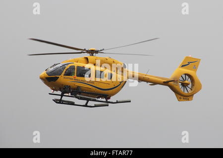 G-SASS, un Eurocopter EC145 (Airbus H145) exploité par Bond Helicopters pour le service d'ambulance aérienne de NHS Scotland, à l'aéroport de Prestwick, dans le Ayrshire. Banque D'Images