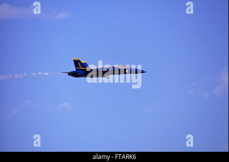 Camp Springs, Maryland, USA, mai 1990 US Navy 'Blue Angel' vole dans une formation en solo à l'assemblée annuelle de l'air show à Andrews Air Force Base. Les Anges bleus montre l'air de démontrer ses compétences de vol de chorégraphie de la Marine américaine l'Escadron de démonstration en vol. L'air shows : graceful trépidants acrobaties aériennes de deux, quatre et six avions volant en formation. Au cours de leur démonstration de voltige, le Blues fly 6 F/A-18 Hornet, divisé en la formation Diamant Blue Angels (1 à 4) et le plomb et les Blue Angels de solos adverses (5 et 6). Credit : Mark Reinstein Banque D'Images