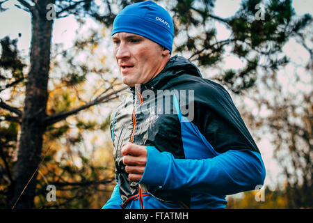 Beloretsk, Russie - le 26 septembre 2015 : des hommes d'âge moyen de canaux chauds traverse au cours de la forêt de montagne marathon Banque D'Images