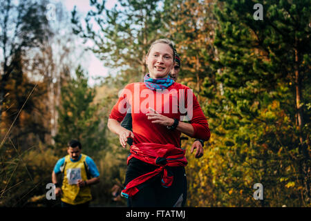 Beloretsk, Russie - le 26 septembre 2015 : young smiling girl runner running in autumn Park pendant 'big mountain marathon Iremel" Banque D'Images