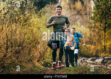 Beloretsk, Russie - le 26 septembre 2015 : beautiful smiling man running en forêt d'automne au cours de 'big mountain marathon Iremel" Banque D'Images