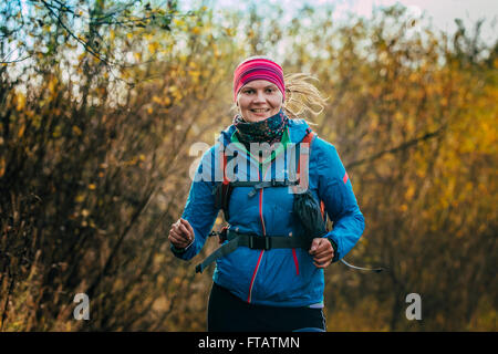 Beloretsk, Russie - le 26 septembre 2015 : beautiful smiling girl fonctionnant en forêt d'automne au cours de 'big mountain marathon Iremel" Banque D'Images