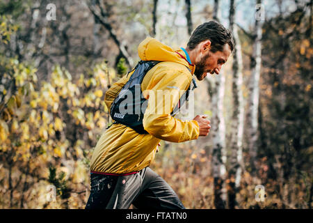 Beloretsk, Russie - le 26 septembre 2015 : exécution de l'athlète en automne Parc en montagne marathon 'Big Iremel" Banque D'Images