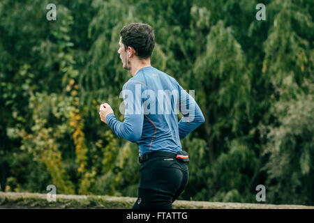 Omsk, Russie - 20 septembre 2015 : coureur athlète court le long d'arbres verts pendant le marathon international de Sibérie Banque D'Images