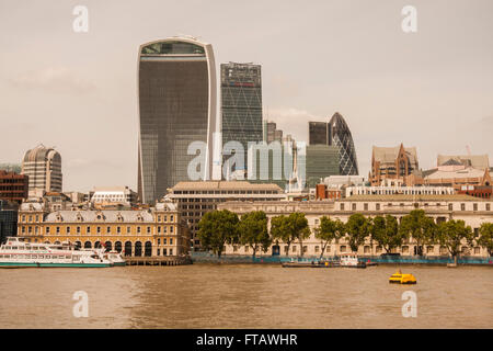 Une vue sur les toits de Londres y compris le Gherkin,Cheesegrater Talkie Walkie et bâtiments et la rivière Thames Banque D'Images