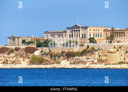 La vue de la Villa Bighi, anciennement un Bighi Royal Naval Hospital et maintenant le centre de Malte pour la restauration, à partir de l'eau de Gran Banque D'Images