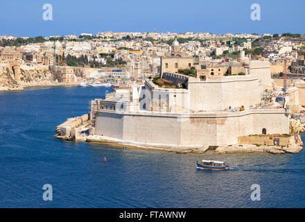 La vue sur le Grand Port et Fort Saint Angelo au large de Birgu à partir de la terrasse en bordure de la partie supérieure de Barrakka Gard Banque D'Images