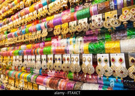 Bangles indiens et colorés boucles d'affichage sur Banque D'Images