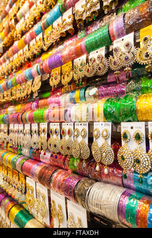 Bangles indiens et colorée sur l'écran de détail Boucles d Banque D'Images