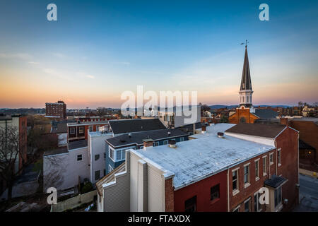 Vue sur le centre-ville au coucher du soleil, à York, Pennsylvanie. Banque D'Images