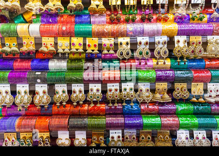 Indiennes et orientales colorés bracelets et boucles d'affichage de détail Banque D'Images