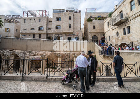 Les colonnes byzantines au cardo antique Street, le quartier juif dans la vieille ville de Jérusalem, Israël Banque D'Images