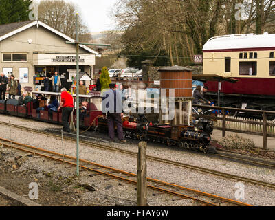 Des promenades en train à vapeur miniature à Betws-Y-Coed Conwy Gare du Nord du Pays de Galles sur le site de l'ancienne cour de marchandises par chemin de fer l'attraction de vacances scolaires Banque D'Images