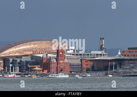 La Pierhead building et Wales Millennium Centre (WMC) à la baie de Cardiff, Pays de Galles, Royaume-Uni. Banque D'Images