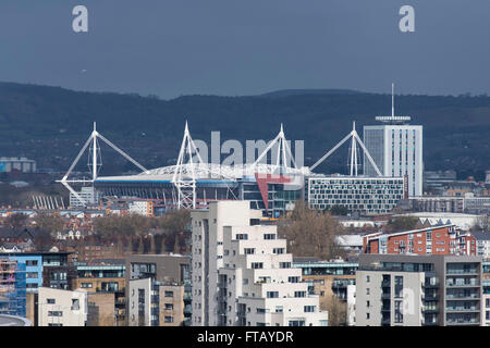 Vue générale de Cardiff, Galles du Sud montrant nouvelle construction d'appartements/studios et la Principauté Stadium. Banque D'Images