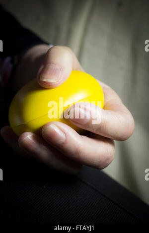 Personnes âgées woman doing exercise rehabilitation avec balle jaune Banque D'Images