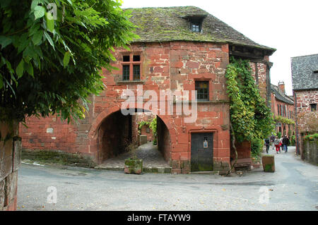 Les visiteurs explorer Collonges-La-Rouge Banque D'Images