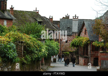 Les visiteurs explorer Collonges-La-Rouge Banque D'Images