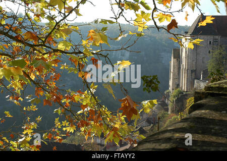 Les feuilles d'automne de la falaise, Rocamadour. Banque D'Images