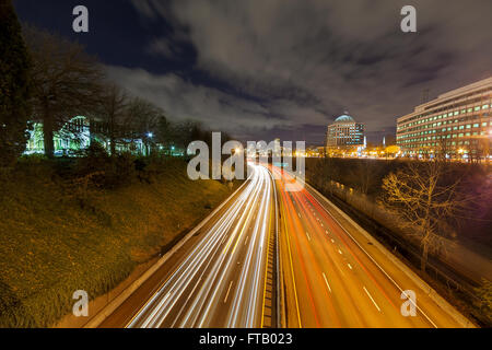 Freeway light trails de l'heure de pointe à Portland Oregon au cours de soir Banque D'Images