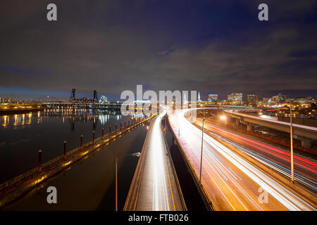 Freeway traffic light sentiers le long de la rivière Willamette à Portland Oregon ville de skyline at night Banque D'Images