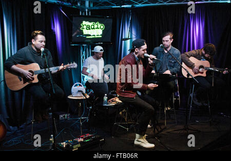 Bala Cynwyd, Pennsylvania, USA. 25 mars, 2016. Groupe de rock indépendant américain Route visite papier 1045 Radio. Banque D'Images