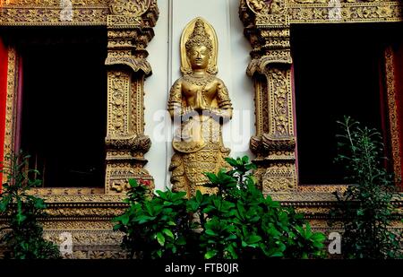 Chiang Mai, Thaïlande : Bouddha bas relief doré avec les mains jointes à c. 1501 Wat Phan sur Banque D'Images