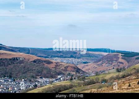 Ferndale et Maerdy dans les Alpes Fach, avec éoliennes sur la colline d'en face. Banque D'Images