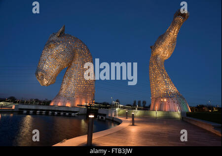 Les Kelpies à l'Hélix Park à Falkirk, en Écosse, plus grande paire de sculptures équines dans le monde par l'artiste Andy Scott. Banque D'Images