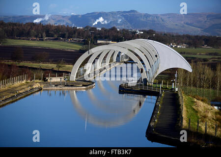 La roue de Falkirk un ascenseur à bateaux rotatif en Ecosse qui connecte le Forth and Clyde Canal avec le canal de l'Union européenne. Banque D'Images