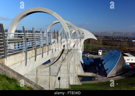 La roue de Falkirk un ascenseur à bateaux rotatif en Ecosse qui connecte le Forth and Clyde Canal avec le canal de l'Union européenne. Banque D'Images