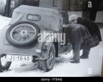 L'homme et la femme se pencher sur le moteur de leur véhicule, Aero Aero, alias 'aerovka'était un véhicule populaire dans les années 50 et 60 Banque D'Images