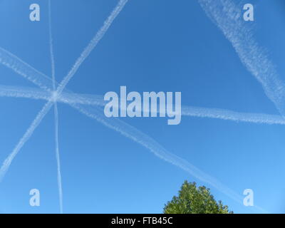 D'ÉCHAPPEMENT Jet crée différentes formes dans le ciel, comme cette étoile, qui finira par se transformer en nuages. La tr Banque D'Images