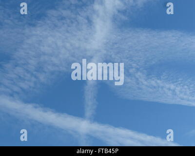 D'ÉCHAPPEMENT Jet crée différentes formes dans le ciel qui se transforment en nuages. Le trafic aérien. Banque D'Images