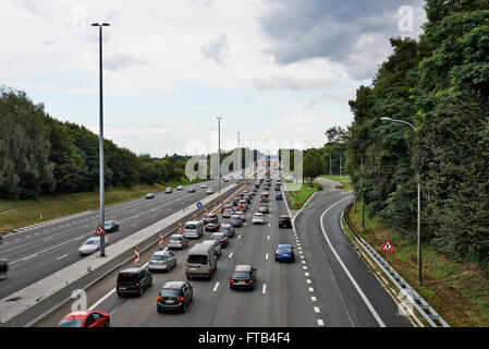 Photo montre beaucoup de voiture à Bertem cloverleaf, bloqués sur l'autoroute E40, que des oeuvres en août 2014 Banque D'Images