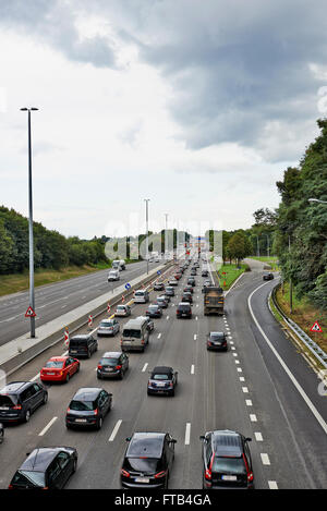 Photo montre beaucoup de voiture à Bertem cloverleaf, bloqués sur l'autoroute E40, que des oeuvres en août 2014 Banque D'Images