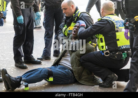 Londres, Royaume-Uni. Mar 22, 2016. Un homme est arrêté à l'extérieur de la gare de Victoria à Londres - LBC suggère de était armé d'une arme sur un bus © Banque D'Images