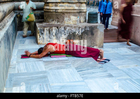 BODHIGAYA, INDE - 11 MAI 2014 : moines bouddhistes Tibétains au cours de mentir à la parole pour prier dans Mahabodhigaya (temple où budd Banque D'Images