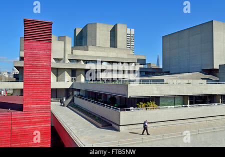 Londres, Angleterre, Royaume-Uni. Théâtre National, (Royal National Theatre / Théâtre National de Grande-Bretagne) sur la Rive Sud... Banque D'Images