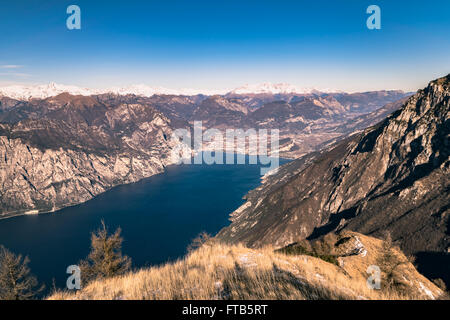 Panorama du lac de Garde (Italie) vue depuis le sommet du Mont Baldo. Banque D'Images