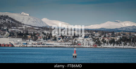 Paysage côtier de l'Arctique à partir de Finnsnes à Tromso, Norvège. Banque D'Images